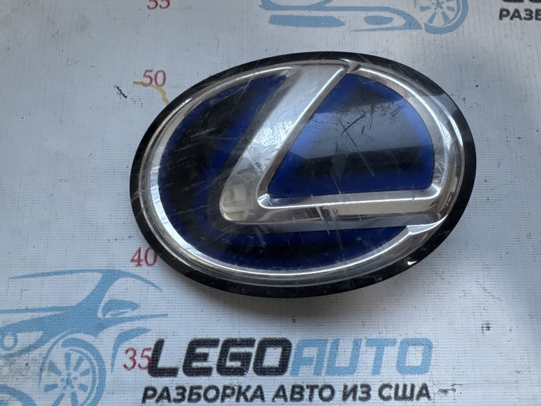 Эмблема решетки радиатора grill Lexus RX450h 10-15 голубая стекло царапины, потерт, надлом