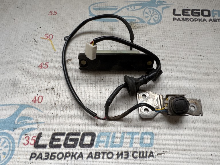 Кнопка открытия двери багажника keyless Toyota Prius 20 04-09
