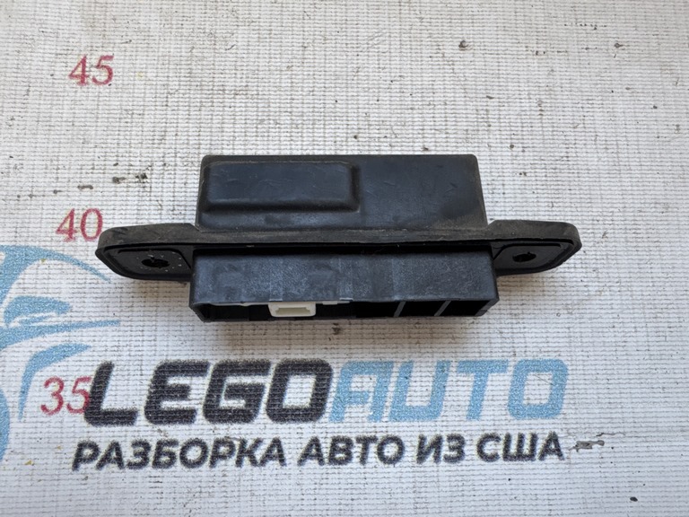 Кнопка открытия двери багажника Toyota Prius V 12-