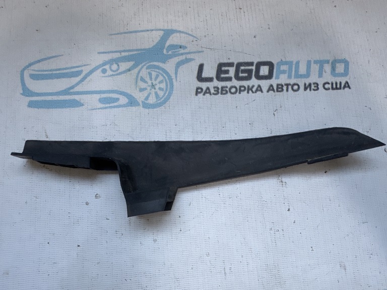 Уплотнитель решетки дворников прав Toyota Prius V 12-