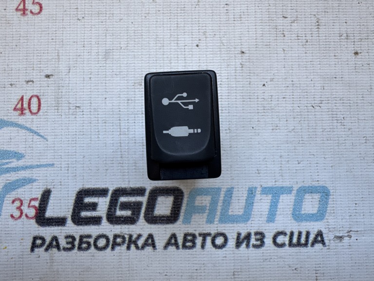 USB Hub, AUX Toyota Prius V 14-17
