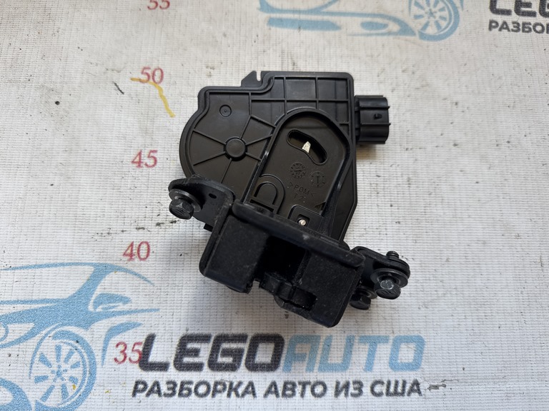 Замок двери багажника Toyota Prius V 12-