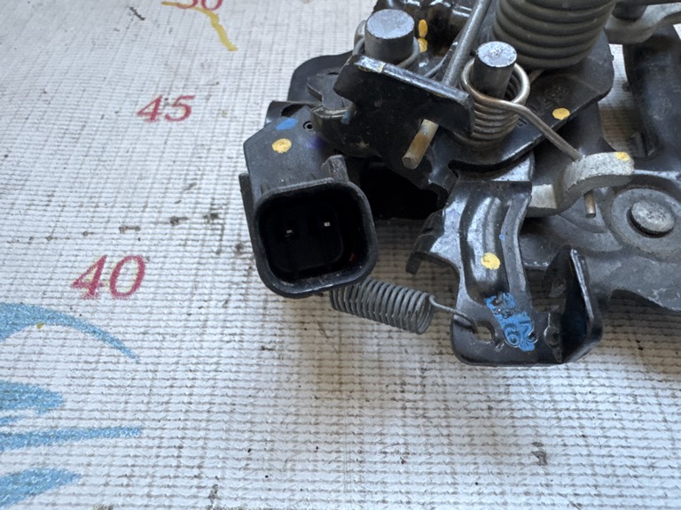 Замок капота лев Ford Fusion mk5 13-16 с датчиком, погнута ручка ( работает )