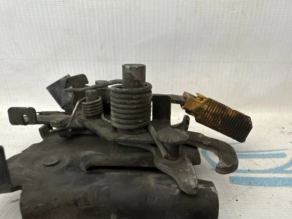 Замок капота лев Ford Fusion mk5 13-16 с датчиком, погнута ручка ( работает ) — фото 2