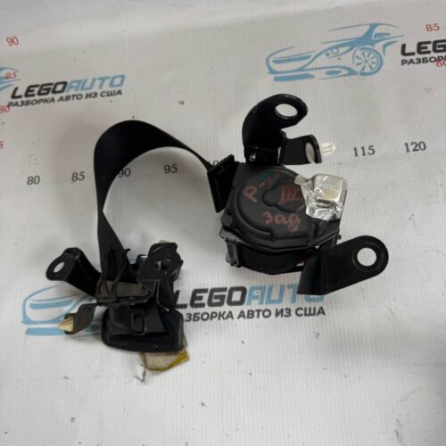 Ремень безопасности задний центральный Toyota Prius V 12-17 черный 7335047050C0